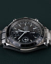 Omega Speedmaster Day-Date 3520.50 - bovenaanzicht met kroon en drukknoppen boven de kast