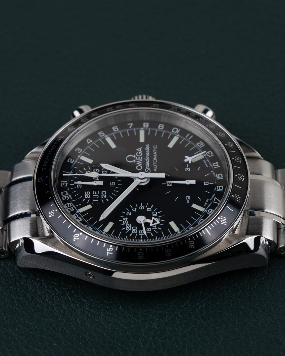 Omega Speedmaster Day-Date 3520.50 - bovenaanzicht met kroon en drukknoppen boven de kast