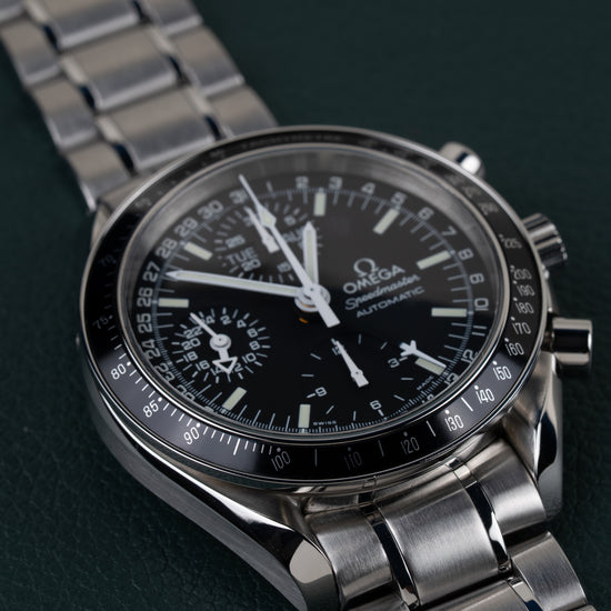 Omega Speedmaster Day-Date 3520.50 - frontale close-up onder een hoek met kroon en drukknoppen aan de rechterzijde