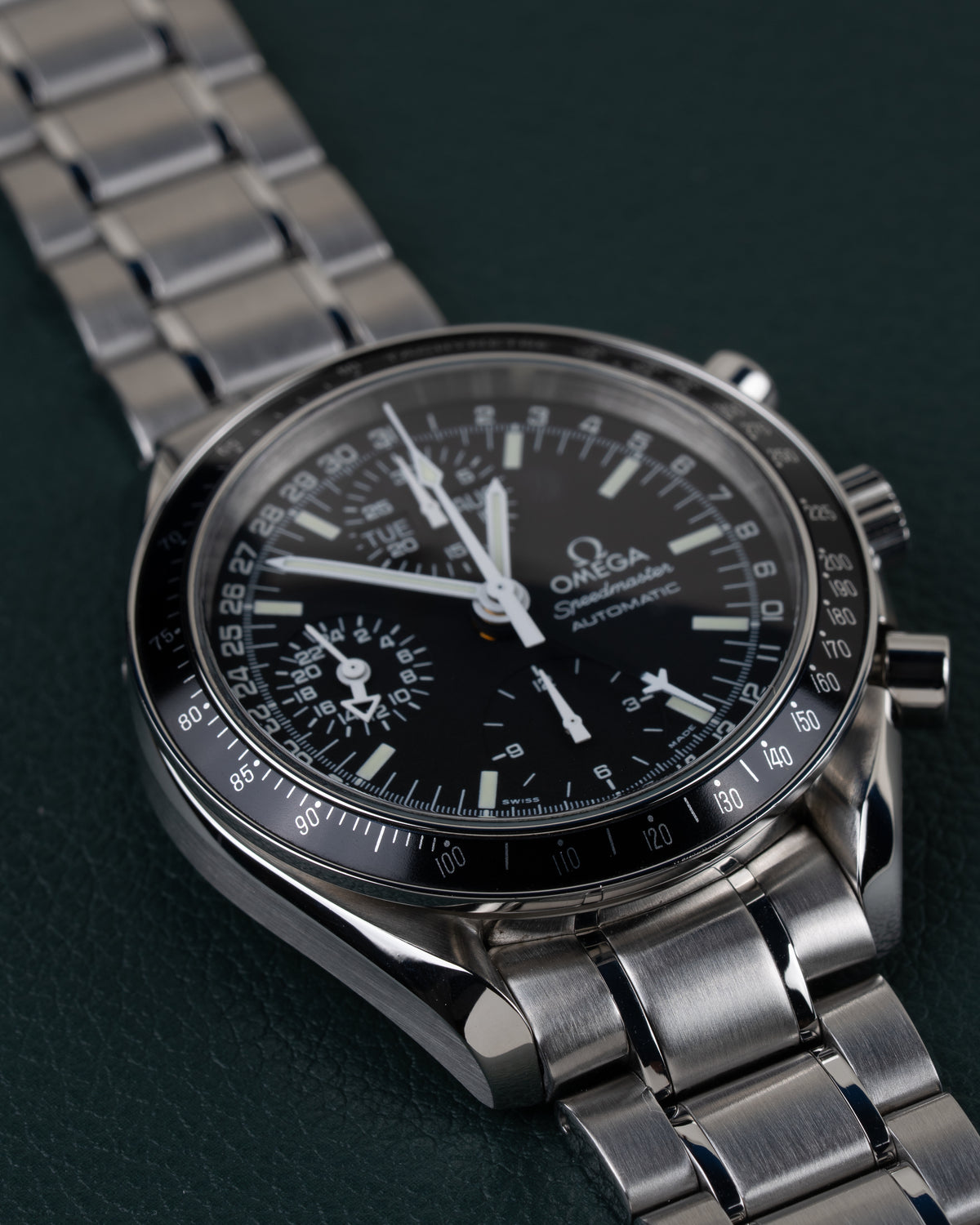 Omega Speedmaster Day-Date 3520.50 - frontale close-up onder een hoek met kroon en drukknoppen aan de rechterzijde