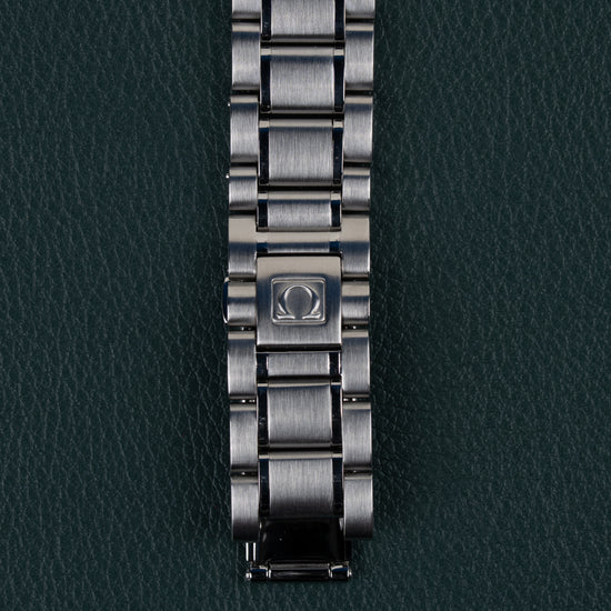 Omega Speedmaster Day-Date 3520.50 - close-up van de vouwsluiting met het Omega logo