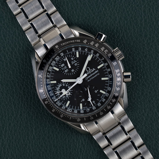 Omega Speedmaster Day-Date 3520.50 - close-up frontaal onder een hoek met zwarte wijzerplaat en kroon met drukknoppen