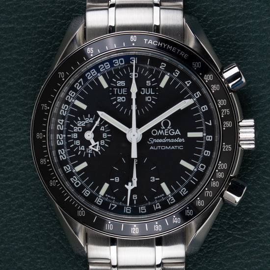 Omega Speedmaster Day-Date 3520.50 - frontale close-up van de wijzerplaat met de gegroefde kroon en tachymeterschaal