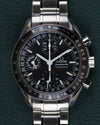 Omega Speedmaster Day-Date 3520.50 - frontale close-up van de wijzerplaat met de gegroefde kroon en tachymeterschaal