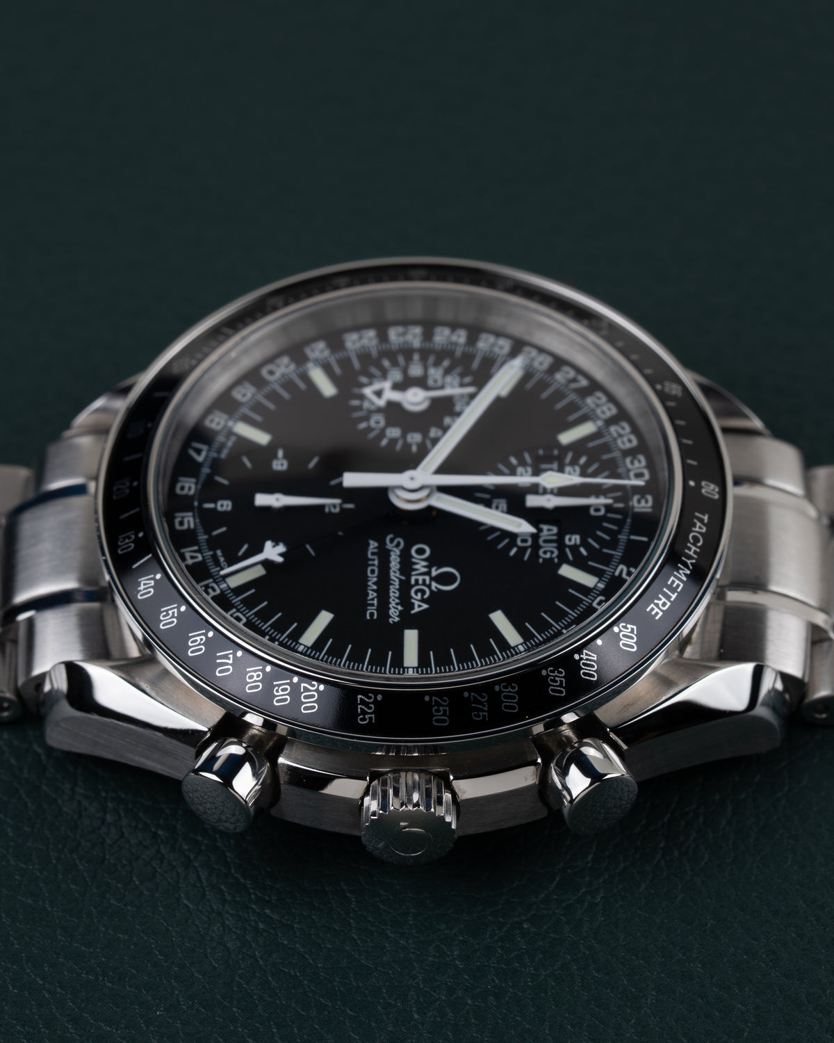 Omega Speedmaster Day-Date 3520.50 - onderaanzicht met de gegroefde kroon en twee drukknoppen onderaan de kast