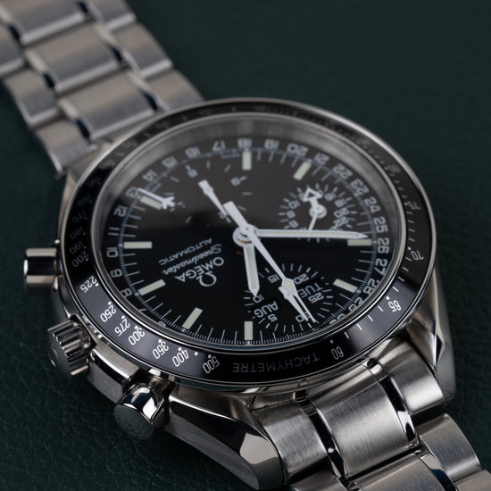Omega Speedmaster Day-Date 3520.50 - zijaanzicht ondersteboven met kroon en drukknoppen aan de linkerzijde