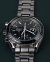 Omega Speedmaster Day-Date 3520.50 - frontaal aanzicht ondersteboven met kroon en drukknoppen zichtbaar aan de linkerzijde