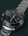 Omega Speedmaster Day-Date 3520.50 - close-up onder een hoek ondersteboven met de kroon en drukknoppen scherp in beeld