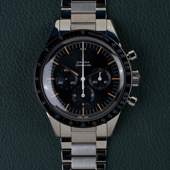Omega Speedmaster First OMEGA in Space 310.30.40.50.06.001 - Volledig horloge recht van boven met zwarte wijzerplaat, tachymeterschaal en stalen schakelband
