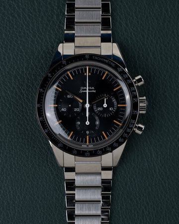Omega Speedmaster First OMEGA in Space 310.30.40.50.06.001 - Volledig horloge recht van boven met zwarte wijzerplaat, tachymeterschaal en stalen schakelband