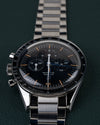 Omega Speedmaster First OMEGA in Space 310.30.40.50.06.001 - Bovenaanzicht ondersteboven met blauwe wijzers en de kroon aan de linkerzijde