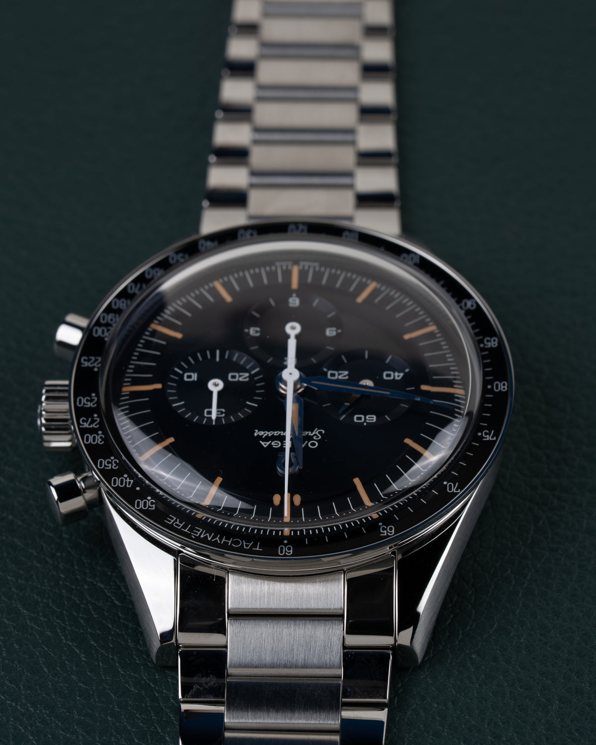 Omega Speedmaster First OMEGA in Space 310.30.40.50.06.001 - Bovenaanzicht ondersteboven met blauwe wijzers en de kroon aan de linkerzijde