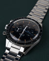 Omega Speedmaster First OMEGA in Space 310.30.40.50.06.001 - Bovenaanzicht ondersteboven onder een hoek met de kroon aan de linkerzijde