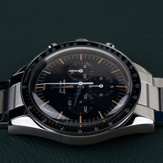 Omega Speedmaster First OMEGA in Space 310.30.40.50.06.001 - Bovenaanzicht met de kroon en drukkers boven de kast en de wijzerplaat recht van voren