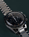 Omega Speedmaster First OMEGA in Space 310.30.40.50.06.001 - Frontaal aanzicht onder een hoek met de kroon en drukkers rechts en de schakelband schuin naar beneden