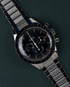 Omega Speedmaster First OMEGA in Space 310.30.40.50.06.001 - Frontaal aanzicht onder een hoek met zwarte wijzerplaat en de drukkers rechts