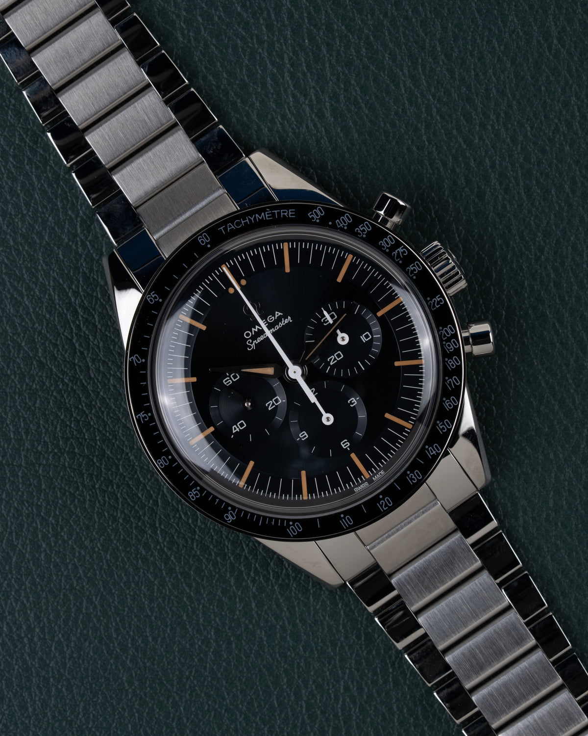 Omega Speedmaster First OMEGA in Space 310.30.40.50.06.001 - Frontaal aanzicht onder een hoek met zwarte wijzerplaat en de drukkers rechts