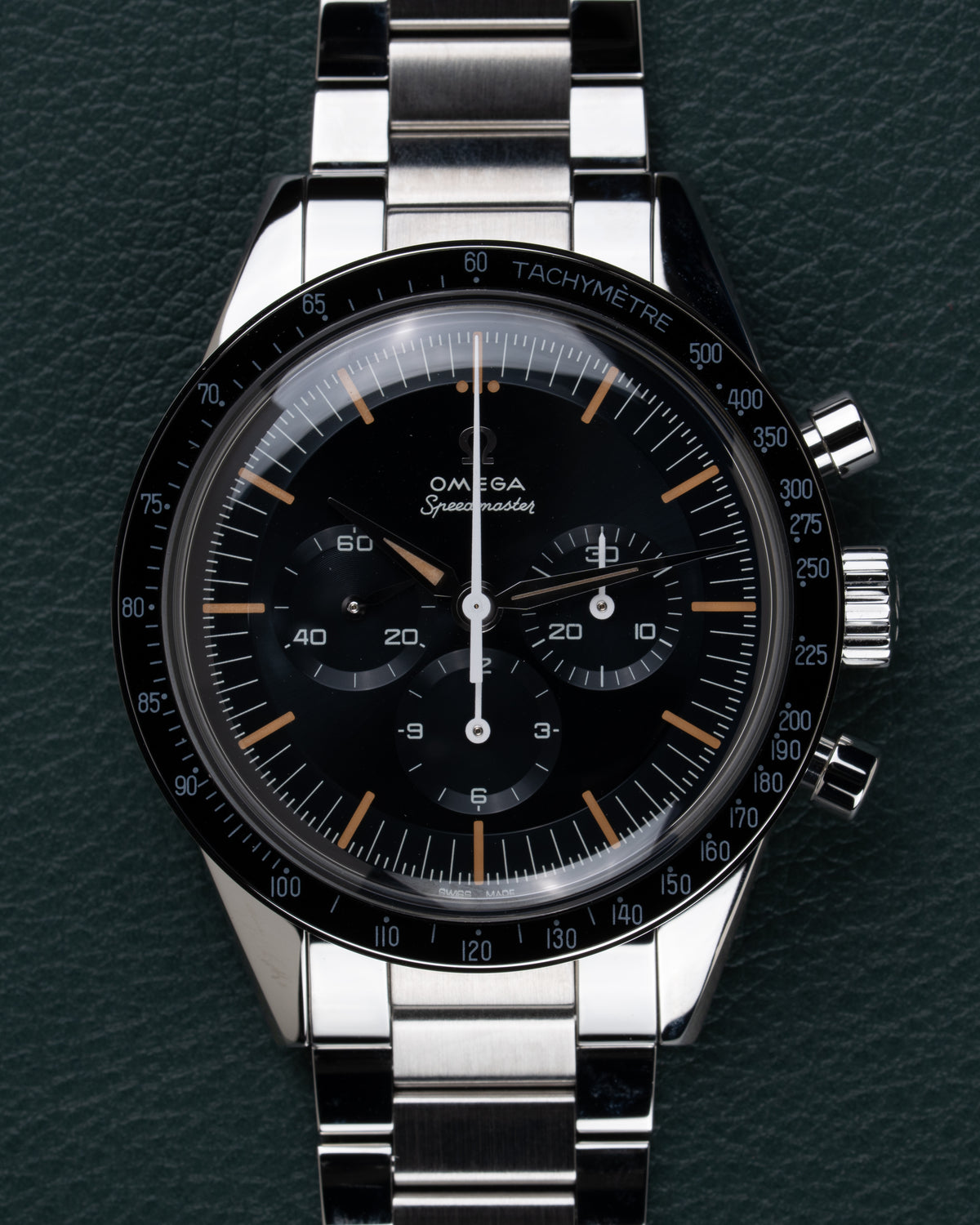 Omega Speedmaster First OMEGA in Space 310.30.40.50.06.001 - Frontale close-up recht van voren met de drie subwijzerplaten scherp in beeld