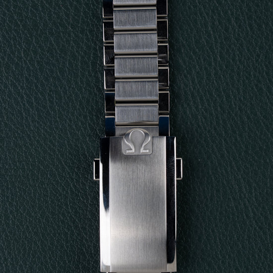 Omega Speedmaster First OMEGA in Space 310.30.40.50.06.001 - Close-up van de vouwsluiting met Omega-logo op de stalen schakelband