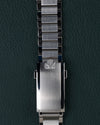 Omega Speedmaster First OMEGA in Space 310.30.40.50.06.001 - Close-up van de vouwsluiting met Omega-logo op de stalen schakelband