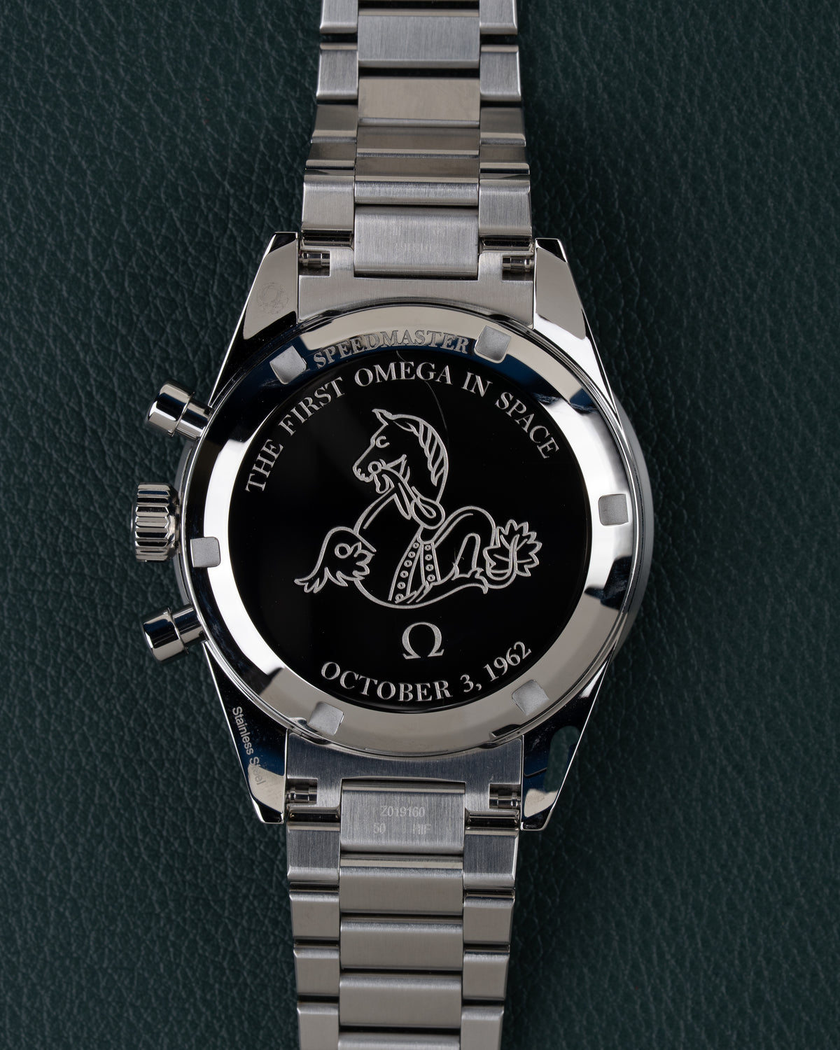 Omega Speedmaster First OMEGA in Space 310.30.40.50.06.001 - Achterkant van de kast met gravure The First Omega In Space en zeepaardje-logo