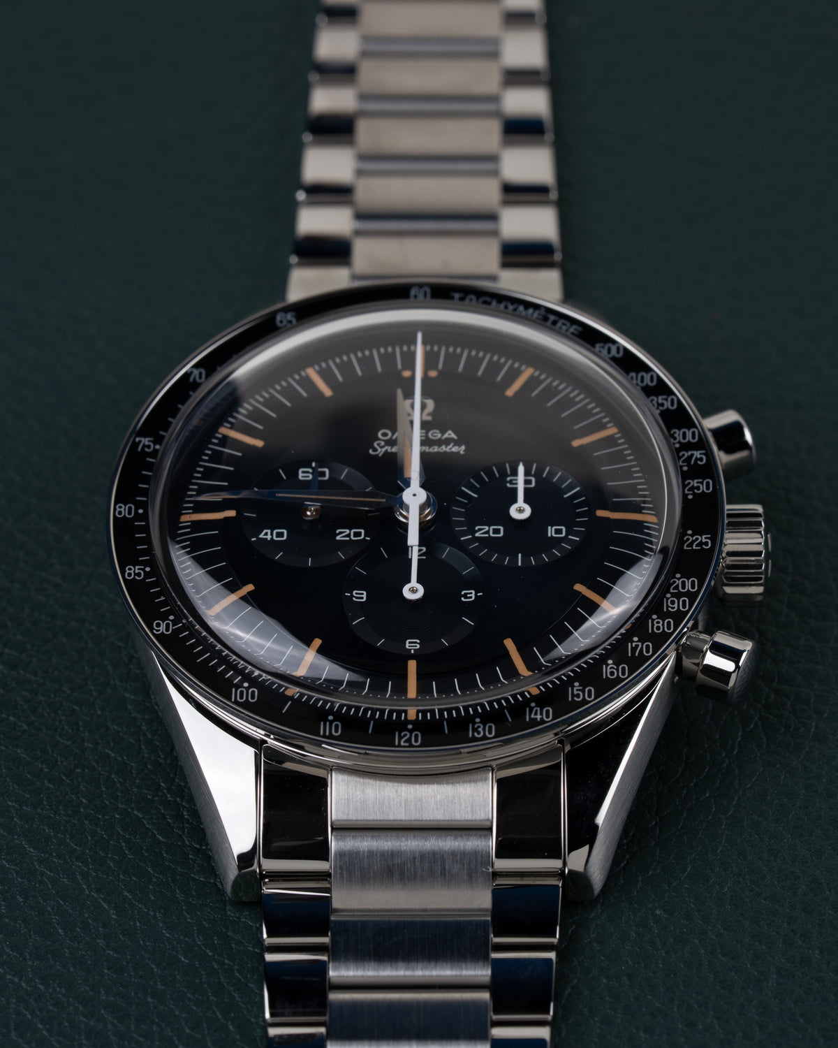 Omega Speedmaster First OMEGA in Space 310.30.40.50.06.001 - Frontale close-up onder een hoek met de drukkers rechts scherp in beeld