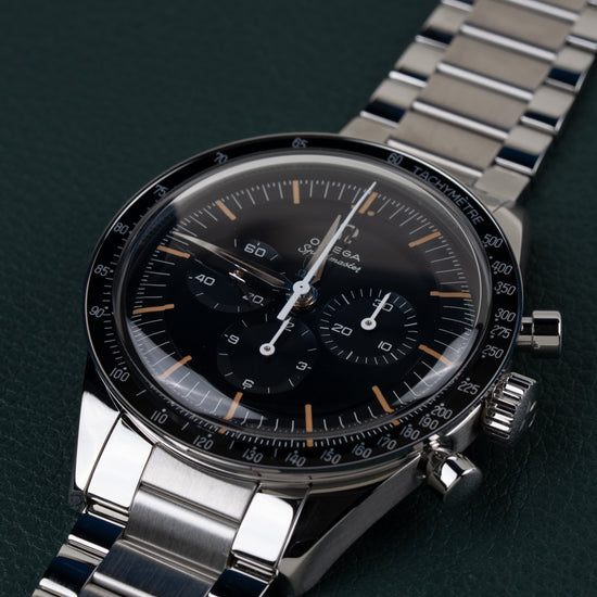 Omega Speedmaster First OMEGA in Space 310.30.40.50.06.001 - Frontaal aanzicht onder een steile hoek met de kroon en drukkers rechts en de schakelband schuin naar boven