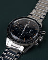 Omega Speedmaster First OMEGA in Space 310.30.40.50.06.001 - Frontaal aanzicht onder een steile hoek met de kroon en drukkers rechts en de schakelband schuin naar boven