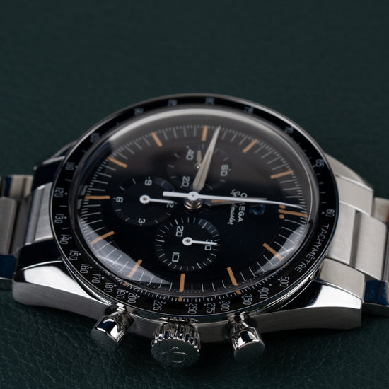 Omega Speedmaster First OMEGA in Space 310.30.40.50.06.001 - Ondersteboven aanzicht met de kroon en drukkers onderaan de kast