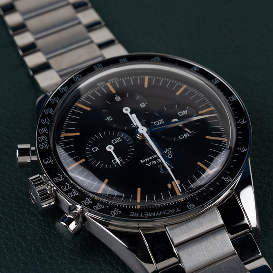 Omega Speedmaster First OMEGA in Space 310.30.40.50.06.001 - Frontaal aanzicht ondersteboven met de kroon en drukkers aan de linkerzijde