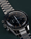 Omega Speedmaster First OMEGA in Space 310.30.40.50.06.001 - Frontaal aanzicht ondersteboven met de kroon en drukkers aan de linkerzijde