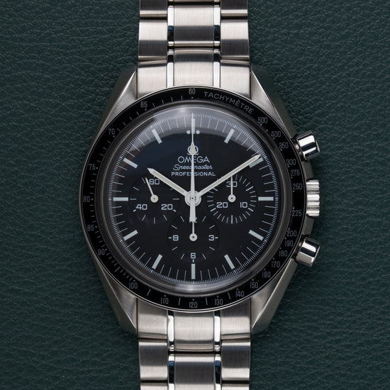 Omega Speedmaster Moonwatch 3570.50 - frontaal aanzicht van de zwarte Moonwatch-wijzerplaat met hesalietglas