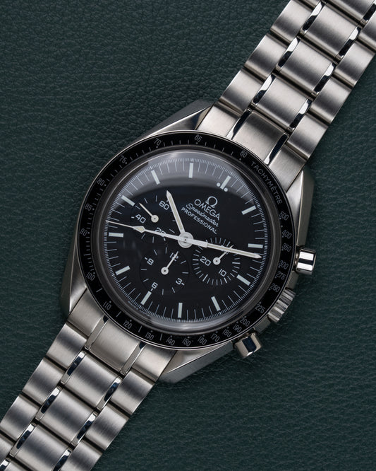 Omega Speedmaster Moonwatch 3570.50 - diagonaal aanzicht van het horloge, kroon en drukkers rechts