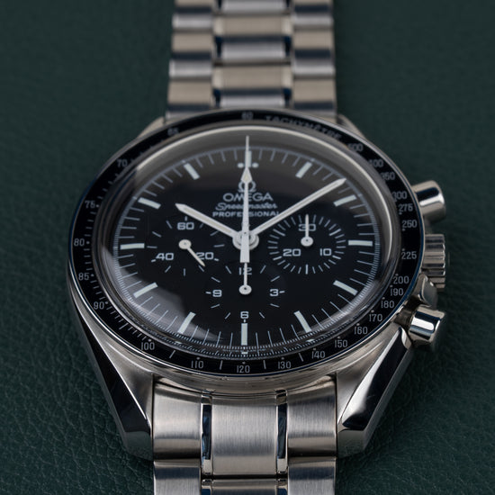 Omega Speedmaster Moonwatch 3570.50 - close-up van de wijzerplaat met tachymeterbezel, kroon en drukkers rechts