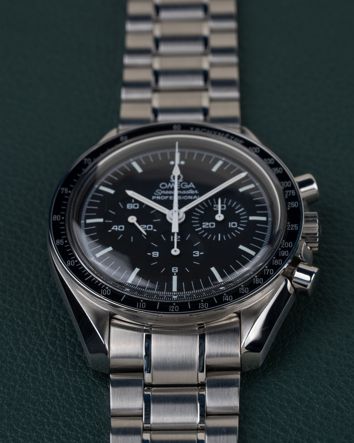 Omega Speedmaster Moonwatch 3570.50 - close-up van de wijzerplaat met tachymeterbezel, kroon en drukkers rechts
