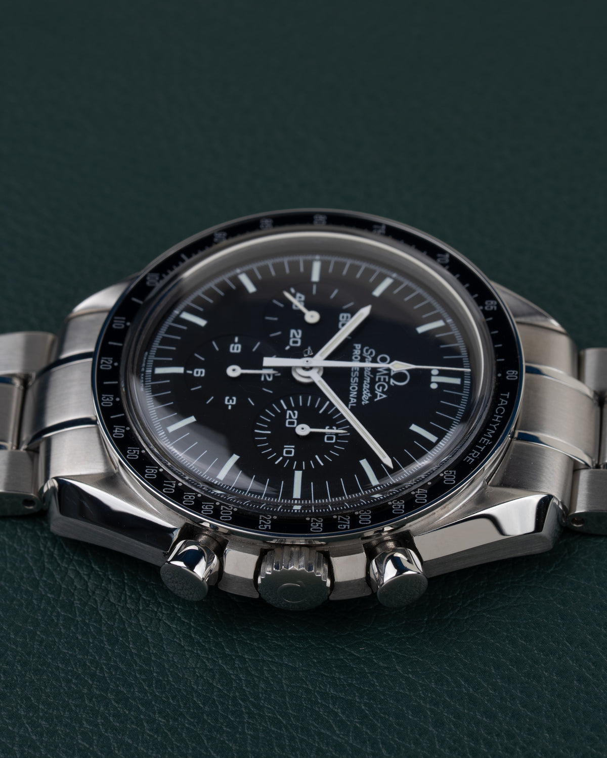 Omega Speedmaster Moonwatch 3570.50 - horloge 90 graden gedraaid gefotografeerd, kroon en drukkers onderaan