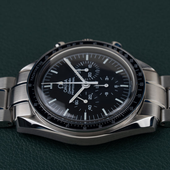 Omega Speedmaster Moonwatch 3570.50 - rechtstreeks van voren gefotografeerd met kroon en drukkers bovenaan