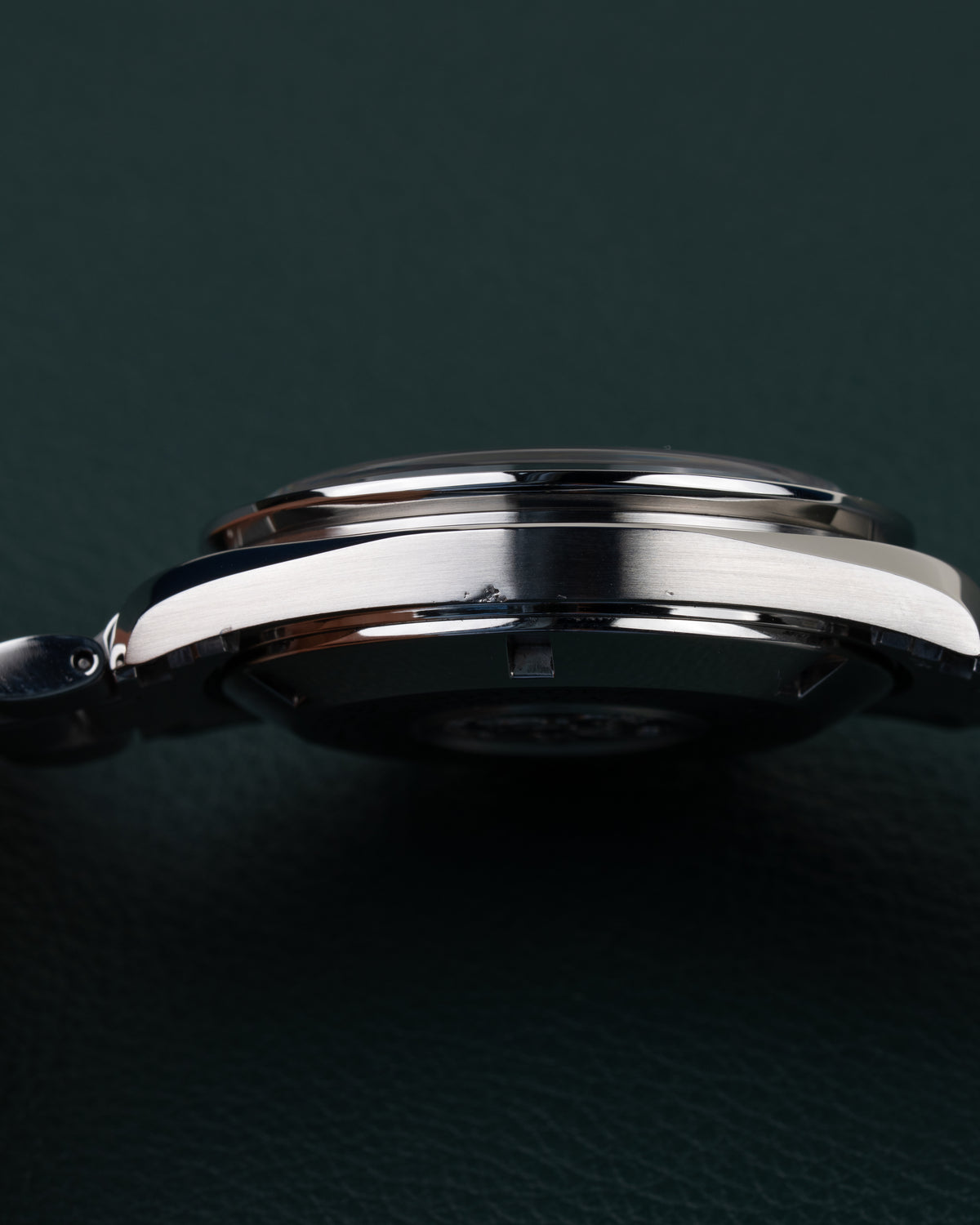 Omega Speedmaster Moonwatch 3570.50 - close-up van het kastprofiel met hesalietglas van opzij