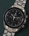 Omega Speedmaster Professional Moonwatch 3573.50 - close-up frontaal onder een hoek met matzwarte wijzerplaat en zwarte tachymeterlunette