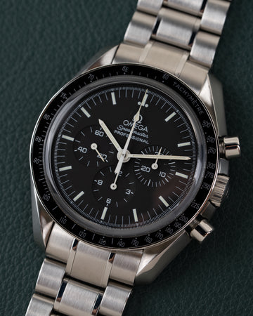 Omega Speedmaster Professional Moonwatch 3573.50 - close-up frontaal onder een hoek met matzwarte wijzerplaat en zwarte tachymeterlunette