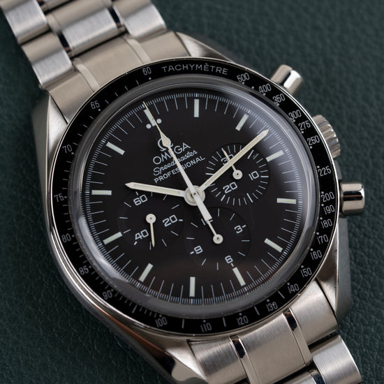 Omega Speedmaster Professional Moonwatch 3573.50 - frontaal aanzicht met stalen kroon en drukknoppen aan de rechterzijde