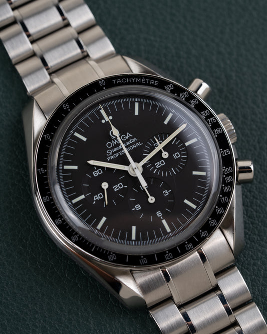 Omega Speedmaster Professional Moonwatch 3573.50 - frontaal aanzicht met stalen kroon en drukknoppen aan de rechterzijde