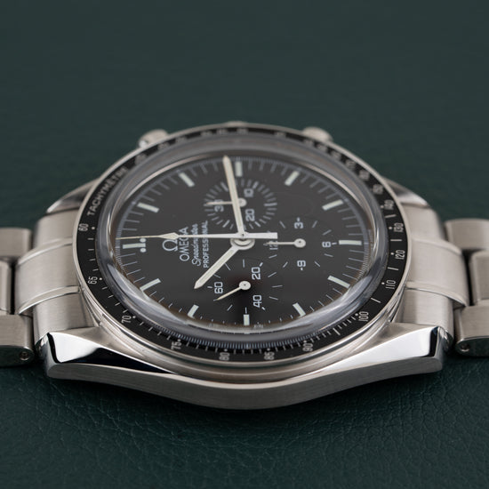 Omega Speedmaster Professional Moonwatch 3573.50 - onderaanzicht met gladde stalen kast en tachymeterschaal op de lunette