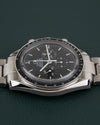 Omega Speedmaster Professional Moonwatch 3573.50 - onderaanzicht met gladde stalen kast en tachymeterschaal op de lunette