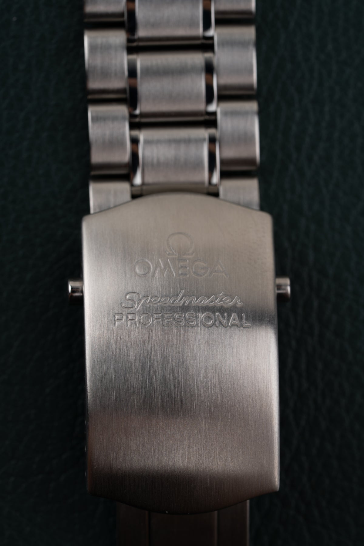 Omega Speedmaster Professional Moonwatch 3573.50 - close-up van de vouwsluiting met Omega Speedmaster Professional gravure