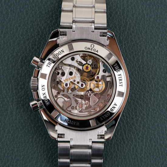 Omega Speedmaster Professional Moonwatch 3573.50 - doorzichtige saffierglazen caseback recht van boven met zicht op het uurwerk en gravure The First Watch Worn On The Moon