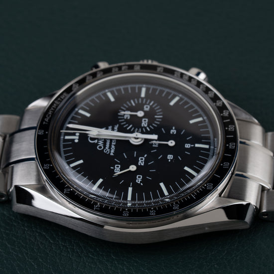 Omega Speedmaster Professional Moonwatch 3570.50 - bovenaanzicht met kroon en drukknoppen boven de kast