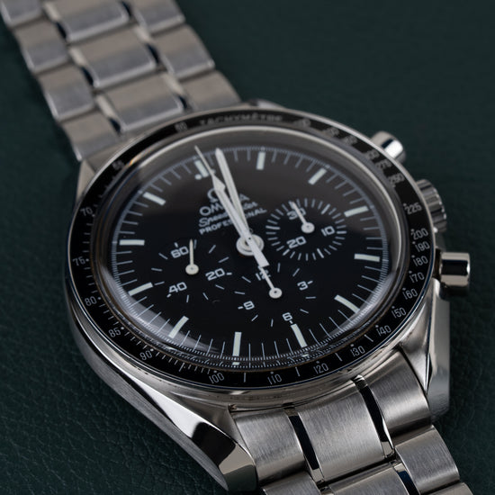 Omega Speedmaster Professional Moonwatch 3570.50 - frontale close-up onder een hoek met kroon en drukknop aan de rechterzijde