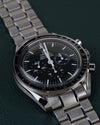 Omega Speedmaster Professional Moonwatch 3570.50 - frontale close-up onder een hoek met kroon en drukknop aan de rechterzijde
