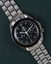 Omega Speedmaster Professional Moonwatch 3570.50 - frontaal aanzicht onder een hoek met kroon en drukknoppen aan de rechterzijde